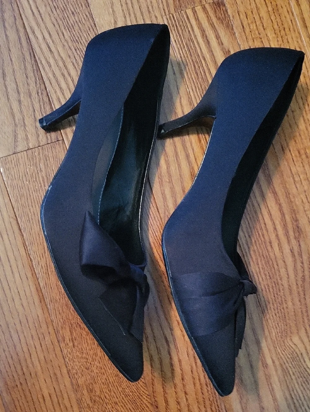 Jacqueline Ferrar Black Pointed-Toe Pumps with Bow Accent